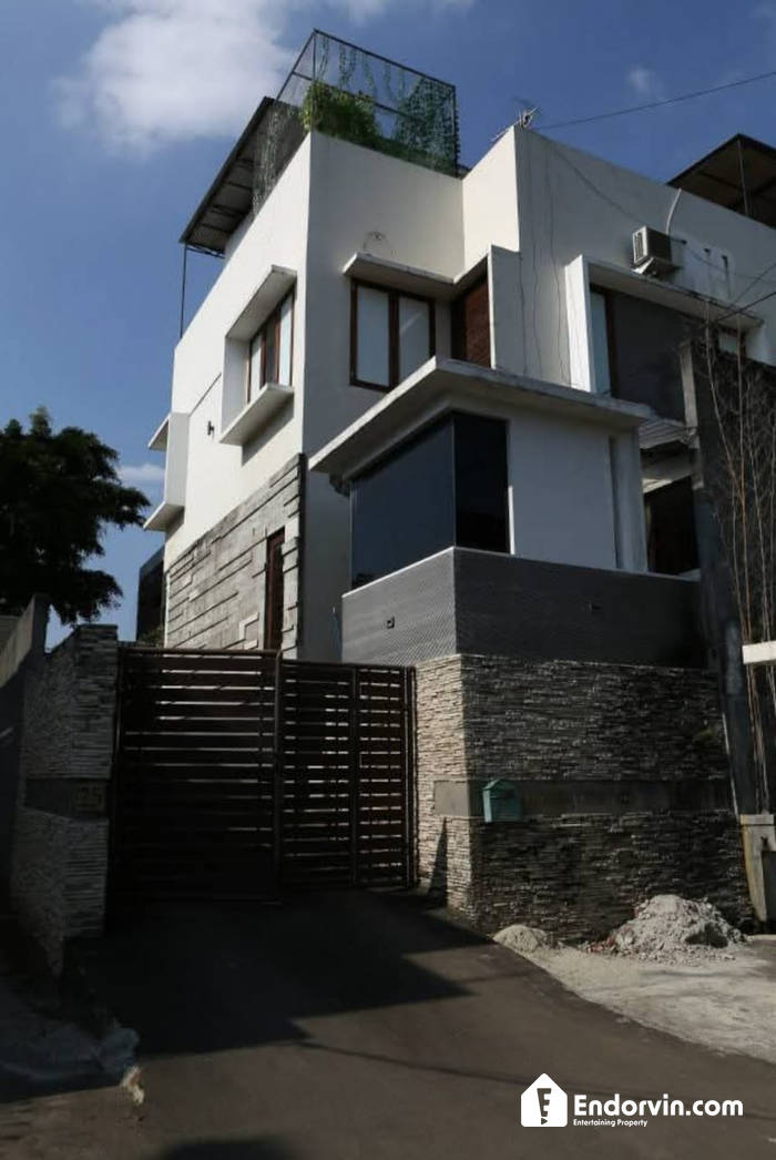 DISEWA KAN RUMAH LANTAI 2 DAN 3 BISA UNTUK KANTOR DAERAH CILANDAK 