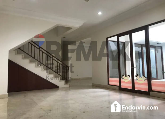 DIJUAL – RUMAH BESAR STRATEGIS DI JALAN UTAMA