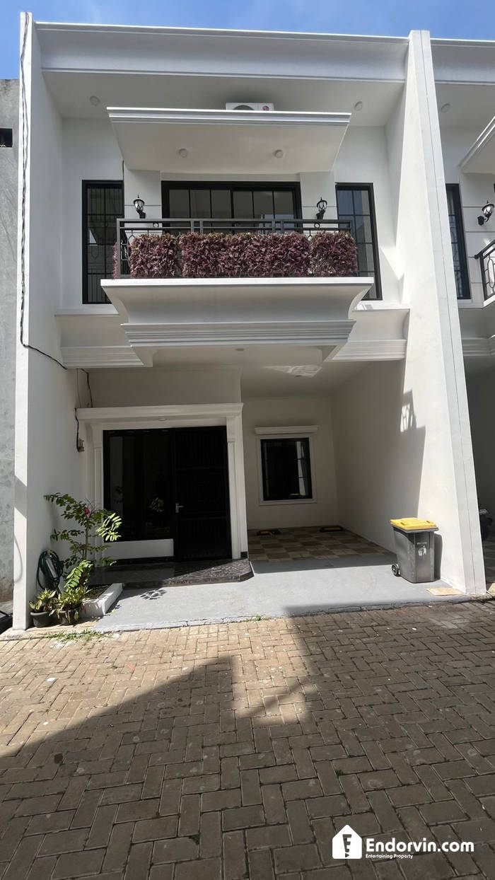 DIJUAL CEPAT RUMAH 3 LANTAI SIAP HUNI DALAM CLUSTER PINGGIR JALAN RAYA M KAHFI 2, JAGAKARSA-JAKARTA SELATAN