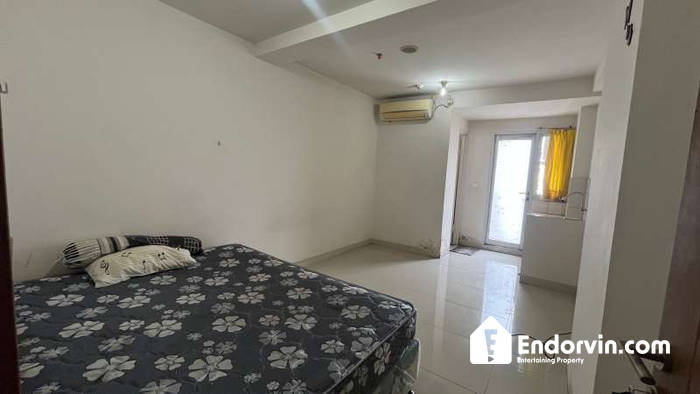 Disewakan Studio Semi Furnish Oak Tower B – Lantai 5, View Kolam Renang, Siap Huni